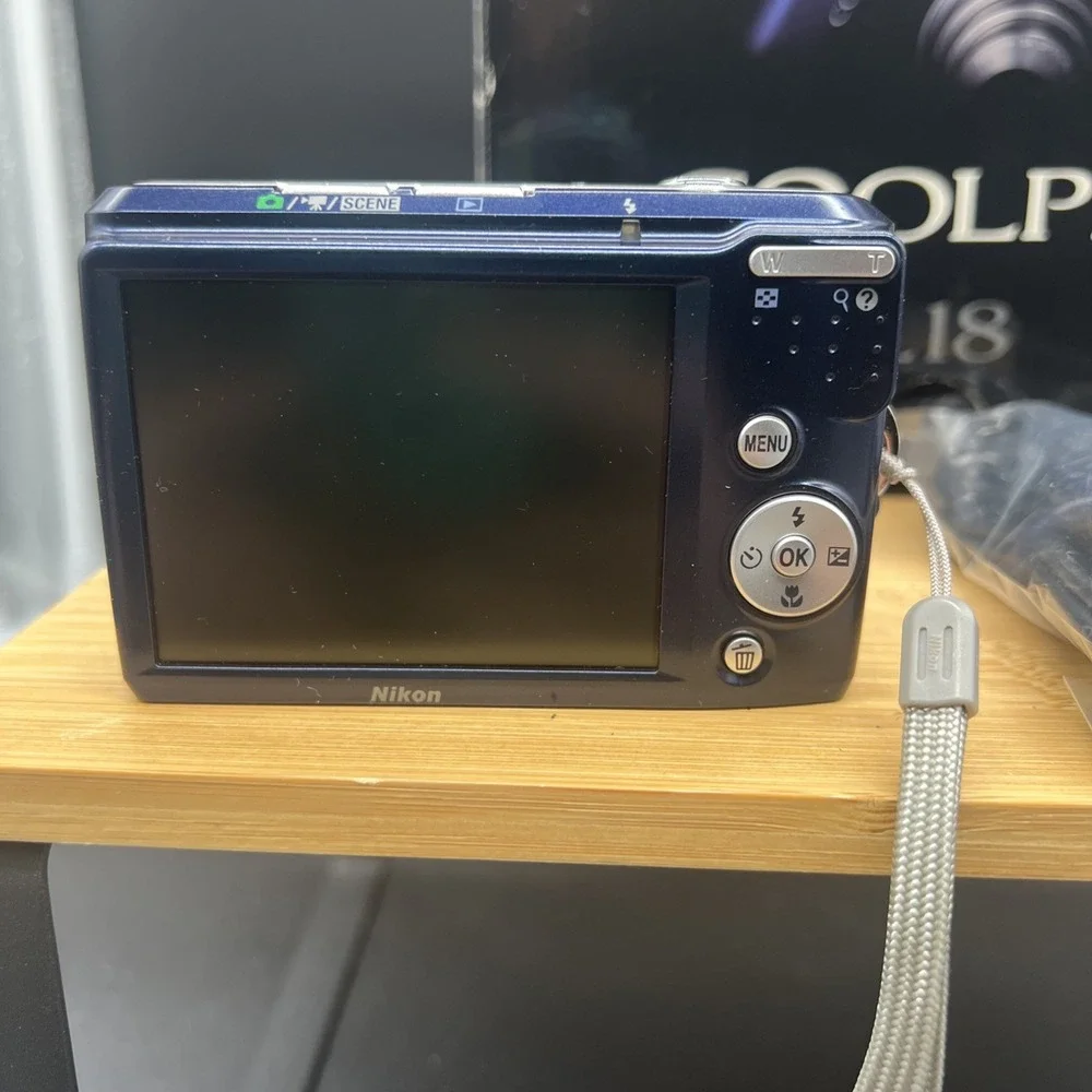 Nikon COOLPIX L18 8.0MP Digital Camera - Blue For Parts Not Working